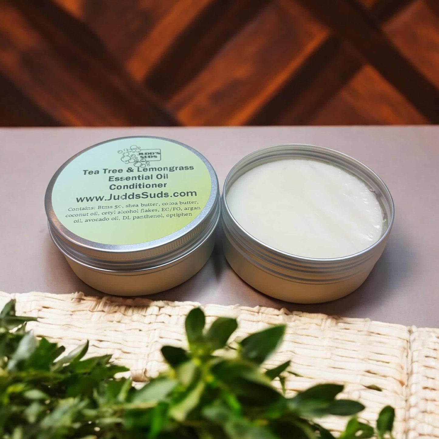 4oz solid conditioner bar. White in color, scented with tea tree & lemongrass essential oil. Comes in a tin.